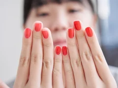 Une femme avec un vernis semi-permanent rouge