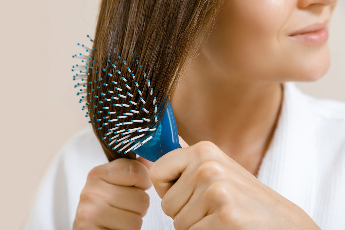 Une femme qui se brosse les cheveux