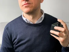 Un homme qui renouvelle son parfum