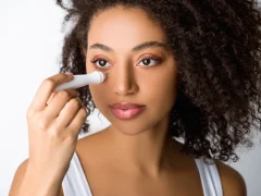 Une femme qui applique un illuminateur de teint