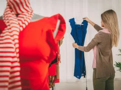 Une femme qui regarde une robe bleue