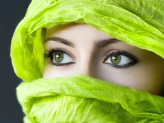 Une femme aux yeux verts qui portent un foulard vert