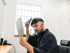 Un homme qui tente de faire la coupe inoxtag