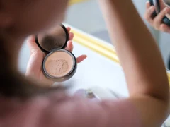 Une femme qui utilise un fond de teint sable