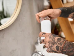 Une personne qui prend du savon pour tatouage