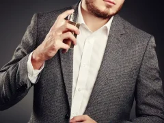 Un homme qui se parfume