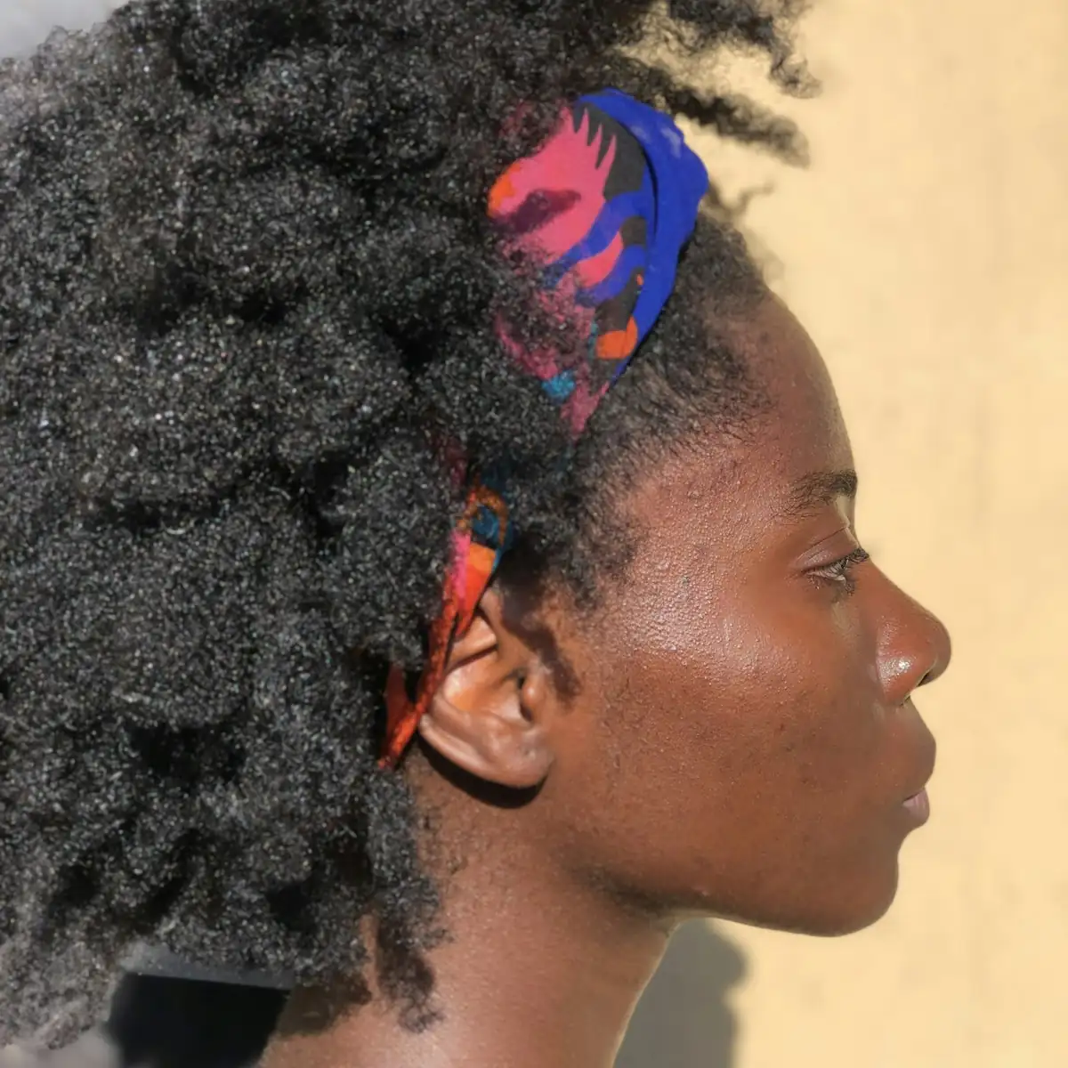 Une femme aux cheveux crépus